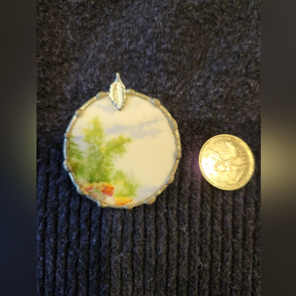 Royal Albert bone china brooch - Picture 3 of 3